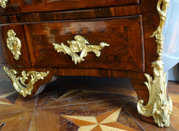 Commode tombeau d'époque Régence - Louis XV en bois de violette attribuée Jean-Charles Saunier