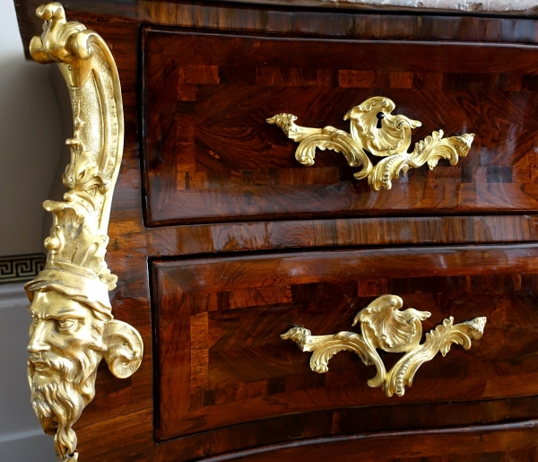 Commode tombeau d'époque Régence - Louis XV en bois de violette attribuée Jean-Charles Saunier
