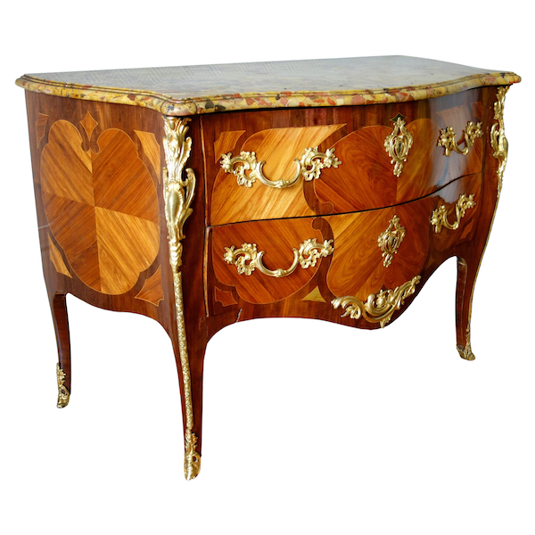 Commode Louis XV en marqueterie estampillée de Antoine Mathieu Criaerd