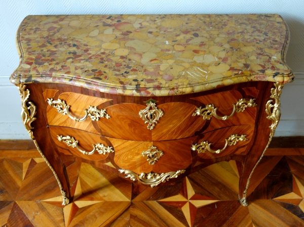 Commode Louis XV en marqueterie estampillée de Antoine Mathieu Criaerd