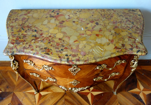 Commode Louis XV en marqueterie estampillée de Antoine Mathieu Criaerd