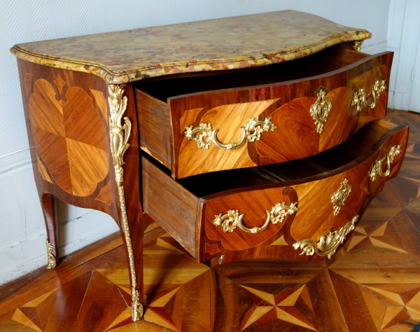 Commode Louis XV en marqueterie estampillée de Antoine Mathieu Criaerd