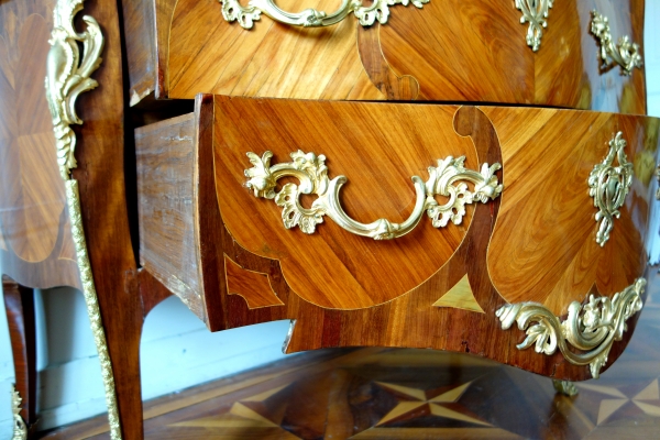 Commode Louis XV en marqueterie estampillée de Antoine Mathieu Criaerd