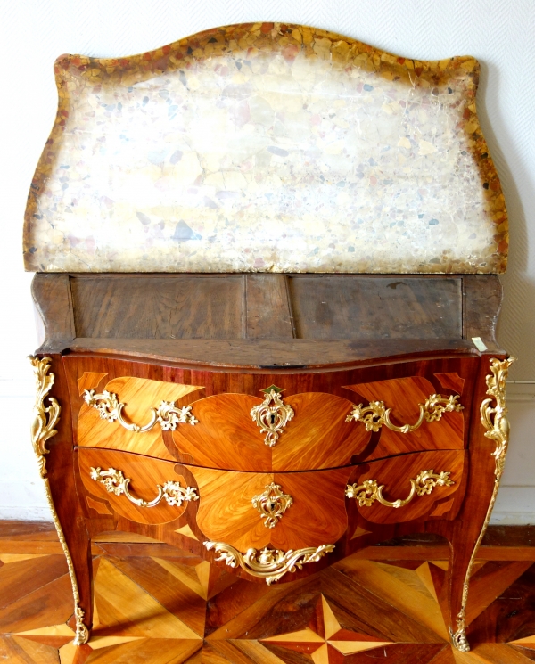 Commode Louis XV en marqueterie estampillée de Antoine Mathieu Criaerd