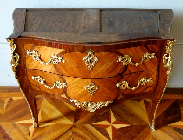 Commode Louis XV en marqueterie estampillée de Antoine Mathieu Criaerd