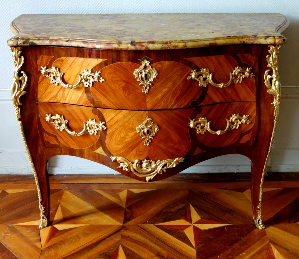 Commode Louis XV en marqueterie estampillée de Antoine Mathieu Criaerd