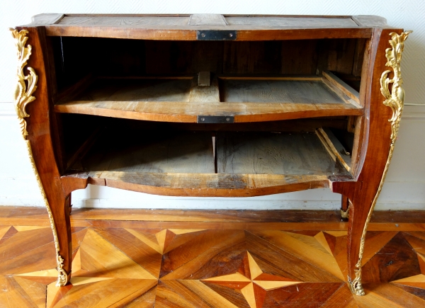 Commode Louis XV en marqueterie estampillée de Antoine Mathieu Criaerd