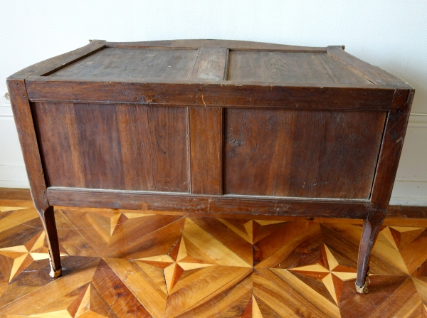 Commode Louis XV en marqueterie estampillée de Antoine Mathieu Criaerd