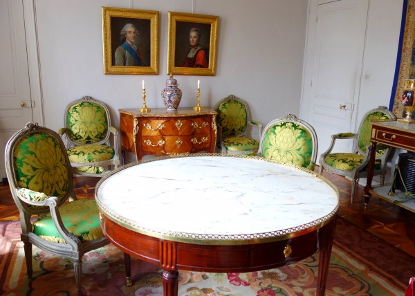 Commode Louis XV en marqueterie estampillée de Antoine Mathieu Criaerd