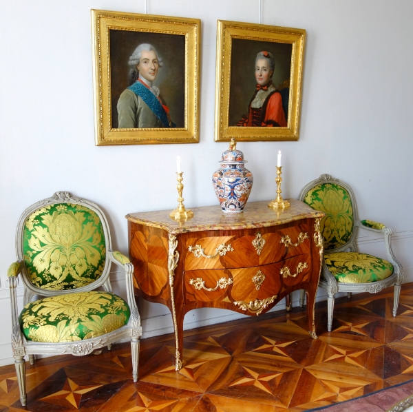 Commode Louis XV en marqueterie estampillée de Antoine Mathieu Criaerd