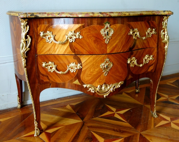 Commode Louis XV en marqueterie estampillée de Antoine Mathieu Criaerd