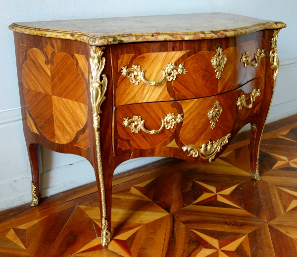 Commode Louis XV en marqueterie estampillée de Antoine Mathieu Criaerd