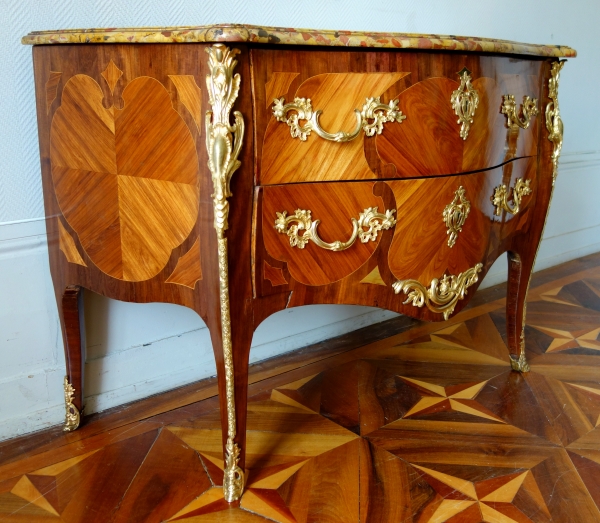 Commode Louis XV en marqueterie estampillée de Antoine Mathieu Criaerd