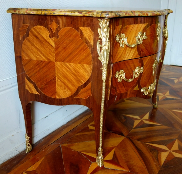 Commode Louis XV en marqueterie estampillée de Antoine Mathieu Criaerd