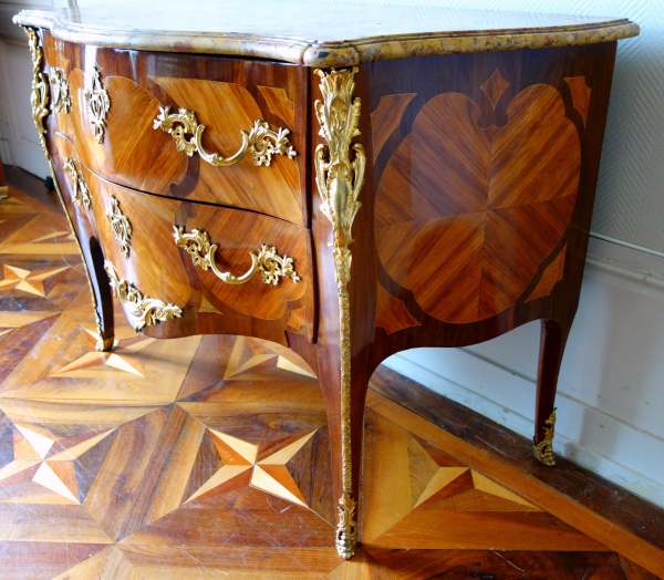 Commode Louis XV en marqueterie estampillée de Antoine Mathieu Criaerd