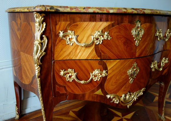 Commode Louis XV en marqueterie estampillée de Antoine Mathieu Criaerd