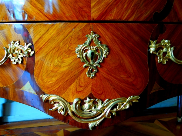 Commode Louis XV en marqueterie estampillée de Antoine Mathieu Criaerd