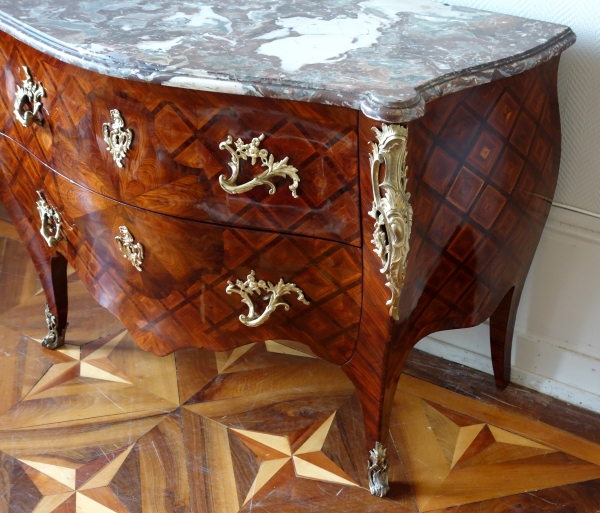 Commode Louis XV en marqueterie de bois de violette