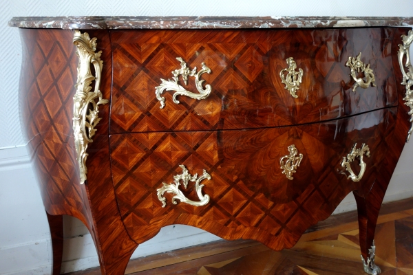 Commode Louis XV en marqueterie de bois de violette