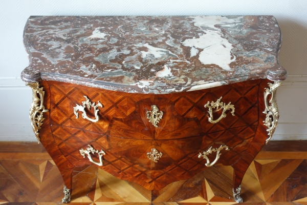 Commode Louis XV en marqueterie de bois de violette