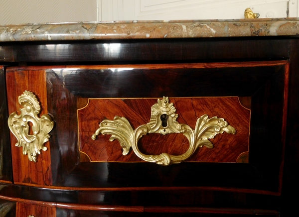 Jean Holthausen : petite commode d'époque Louis XV en marqueterie estampillée - largeur 80cm