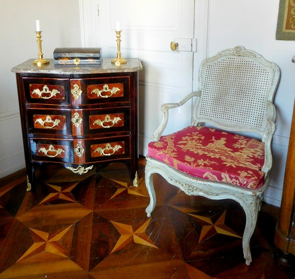 Jean Holthausen : petite commode d'époque Louis XV en marqueterie estampillée - largeur 80cm