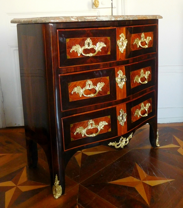 Jean Holthausen : petite commode d'époque Louis XV en marqueterie estampillée - largeur 80cm