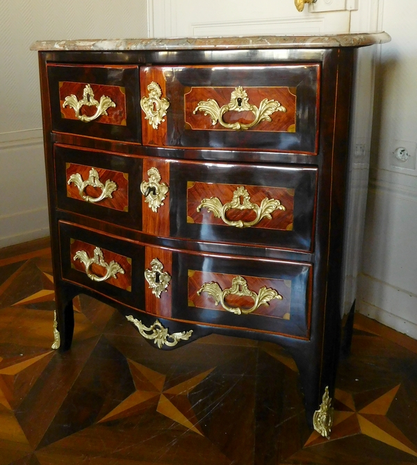 Jean Holthausen : petite commode d'époque Louis XV en marqueterie estampillée - largeur 80cm