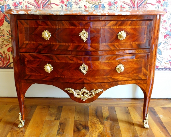 Hubert Hansen : commode d'époque Louis XV en plaquage de satiné - estampillée