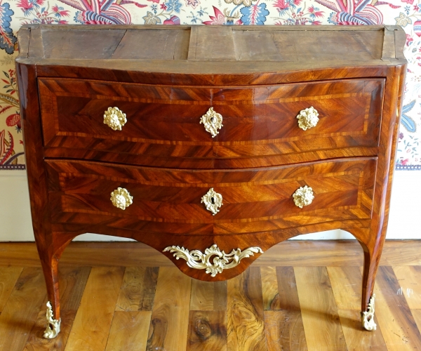 Hubert Hansen : commode d'époque Louis XV en plaquage de satiné - estampillée