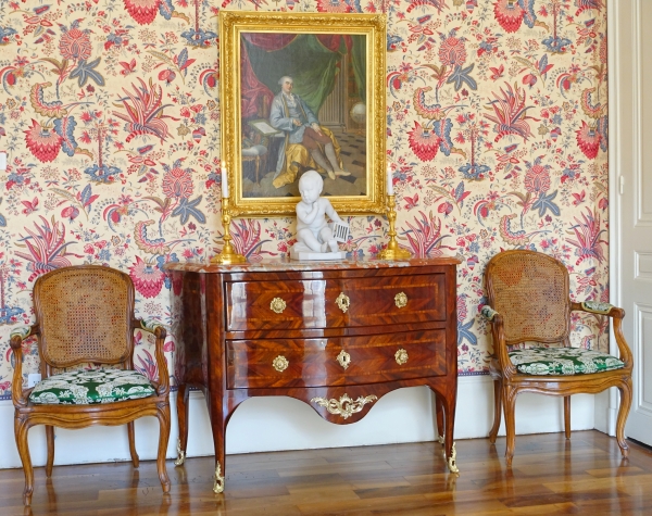 Hubert Hansen : commode d'époque Louis XV en plaquage de satiné - estampillée