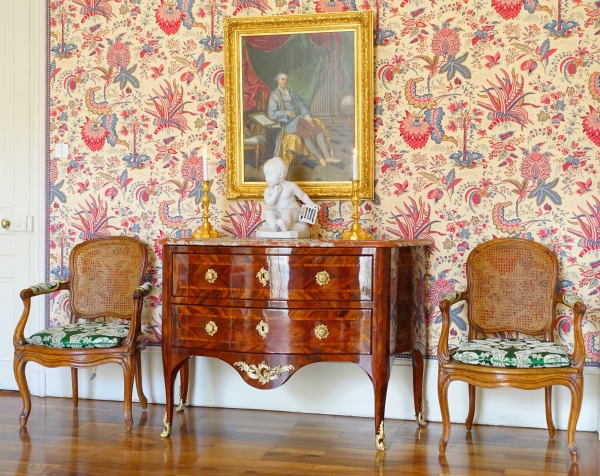 Hubert Hansen : commode d'époque Louis XV en plaquage de satiné - estampillée