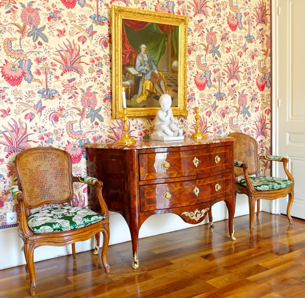 Hubert Hansen : commode d'époque Louis XV en plaquage de satiné - estampillée