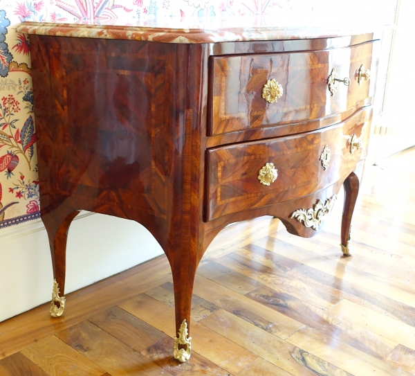 Hubert Hansen : commode d'époque Louis XV en plaquage de satiné - estampillée