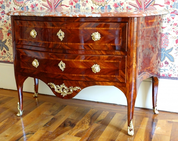 Hubert Hansen : commode d'époque Louis XV en plaquage de satiné - estampillée