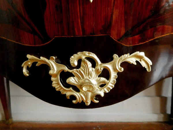 Commode sauteuse d’entre deux en marqueterie d'époque Louis XV, estampillée Mewesen