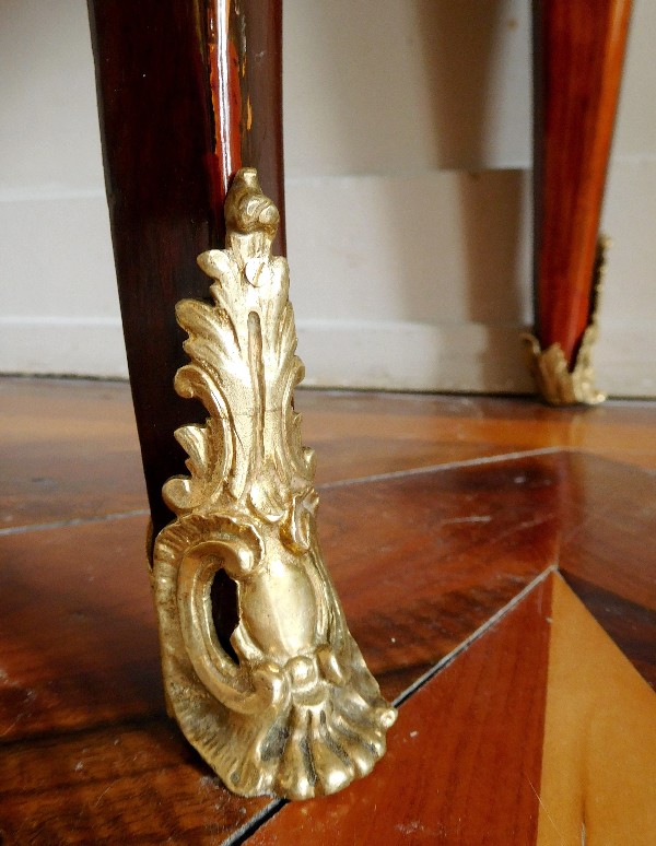 Commode sauteuse d’entre deux en marqueterie d'époque Louis XV, estampillée Mewesen