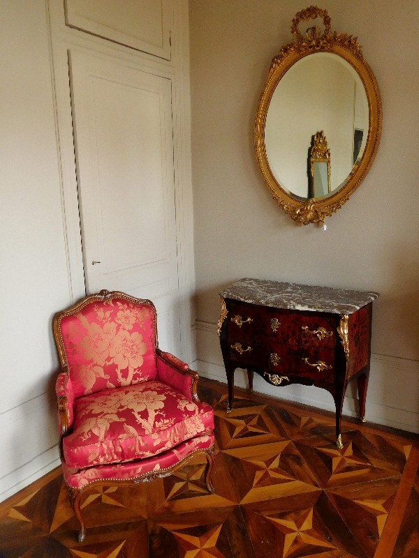 Stunning antique French Louis XV chest of drawers / commode, 18th century