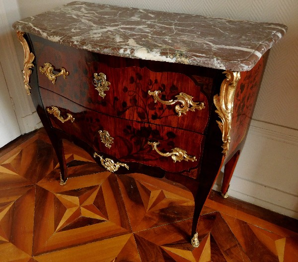 Commode sauteuse d’entre deux en marqueterie d'époque Louis XV, estampillée Mewesen