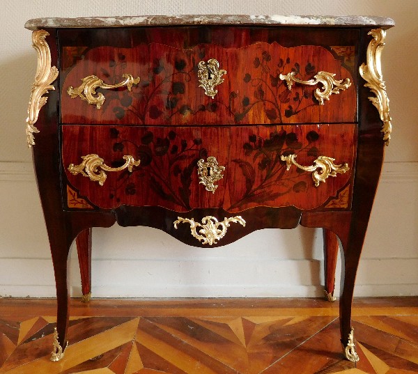 Commode sauteuse d’entre deux en marqueterie d'époque Louis XV, estampillée Mewesen