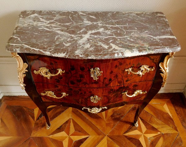 Commode sauteuse d’entre deux en marqueterie d'époque Louis XV, estampillée Mewesen