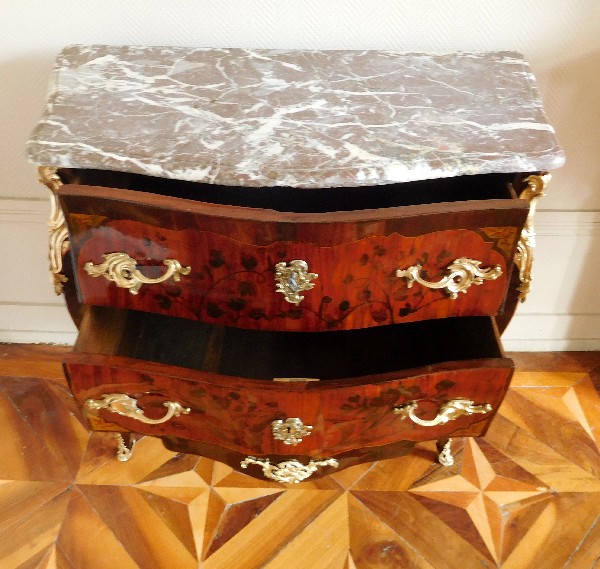 Commode sauteuse d’entre deux en marqueterie d'époque Louis XV, estampillée Mewesen