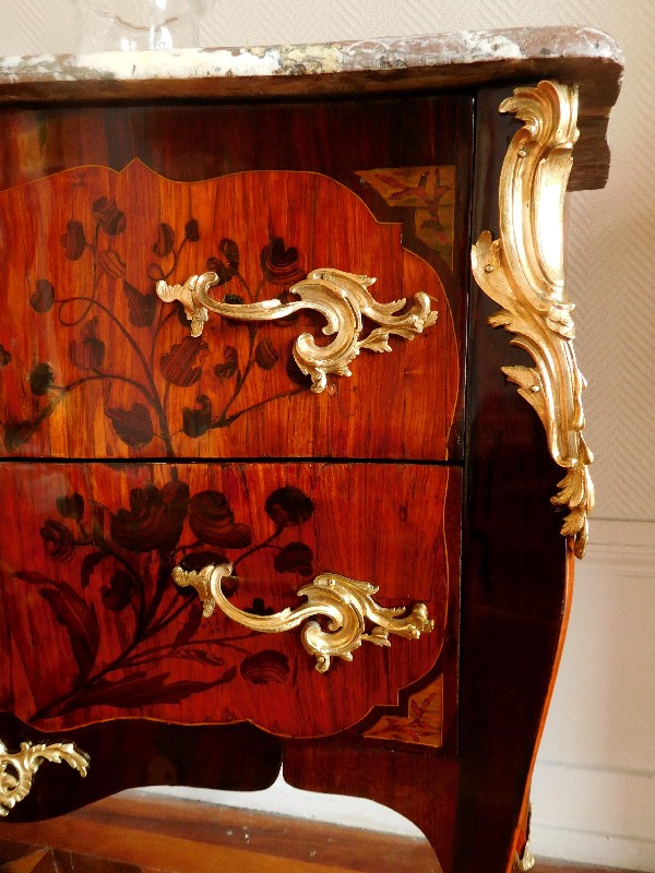 Commode sauteuse d’entre deux en marqueterie d'époque Louis XV, estampillée Mewesen