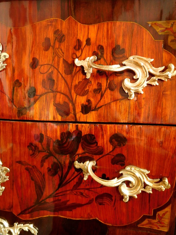 Commode sauteuse d’entre deux en marqueterie d'époque Louis XV, estampillée Mewesen