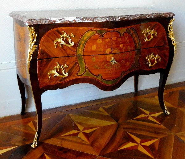 Nicolas Petit : grande commode sauteuse en marqueterie d'époque Louis XV estampillée