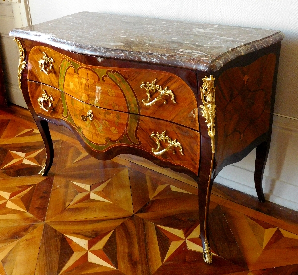 Nicolas Petit : grande commode sauteuse en marqueterie d'époque Louis XV estampillée