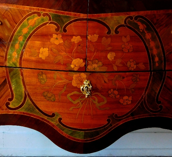 Nicolas Petit : grande commode sauteuse en marqueterie d'époque Louis XV estampillée