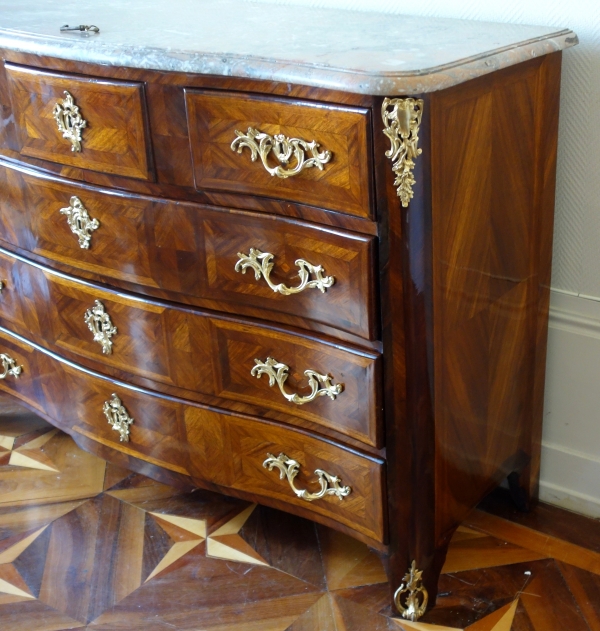 François Garnier : large commode d'époque Louis XV en marqueterie de satiné, estampille