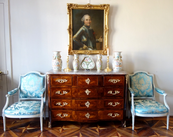 François Garnier : large commode d'époque Louis XV en marqueterie de satiné, estampille