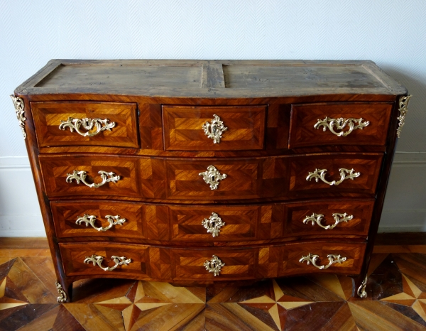 François Garnier : large commode d'époque Louis XV en marqueterie de satiné, estampille